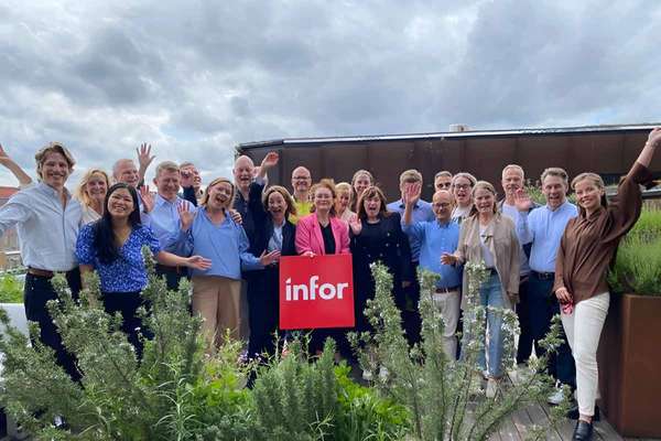 办公楼天台上的 Infor 员工 