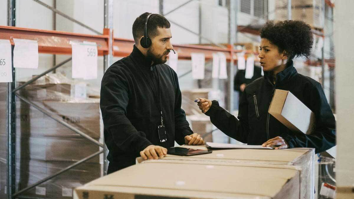 仓库经理正在讨论 