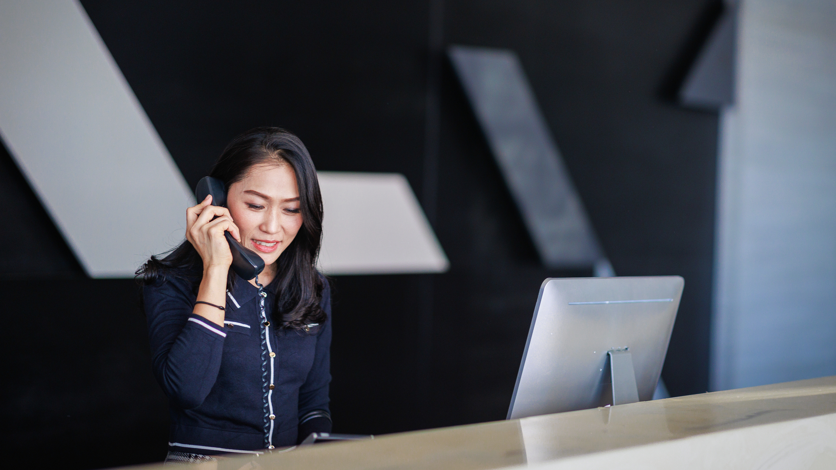 接听电话的酒店接待员 