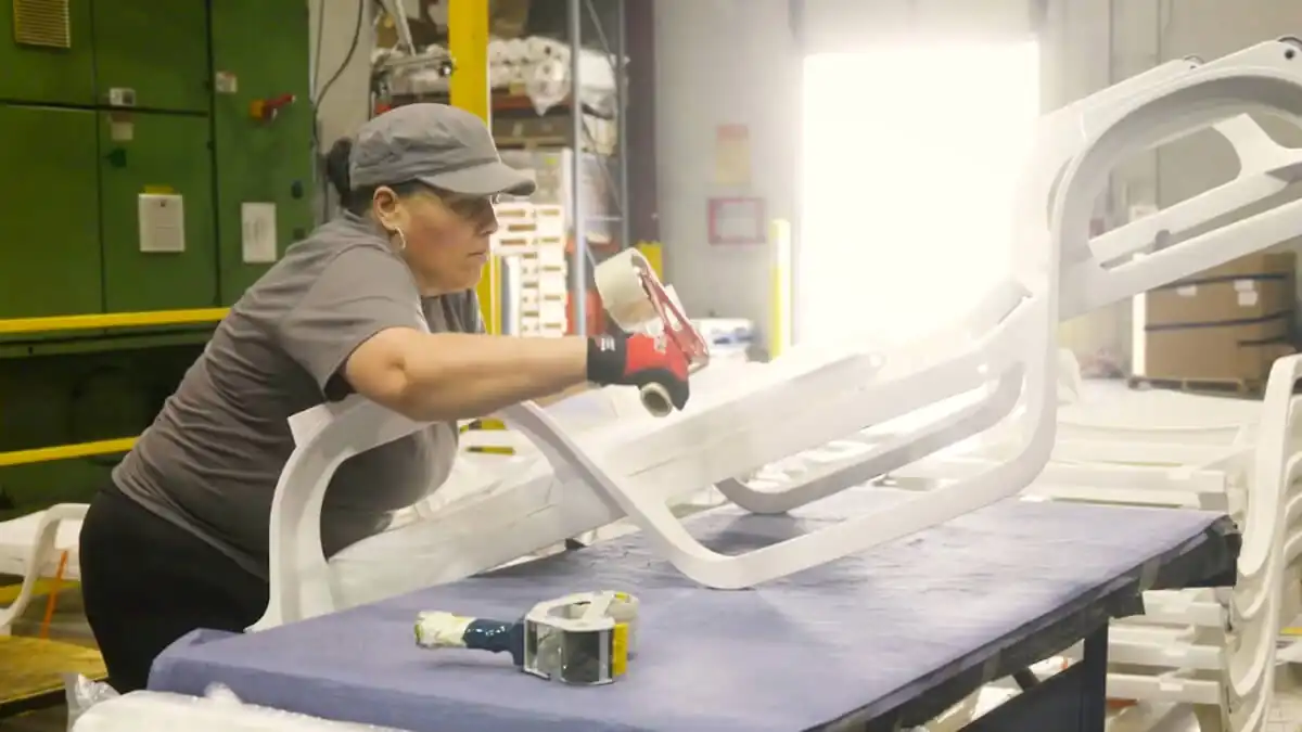 Grosfillex 员工在工厂工作