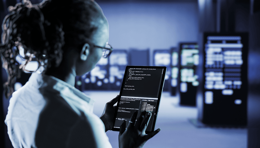 数据中心程序员在平板电脑上编写代码