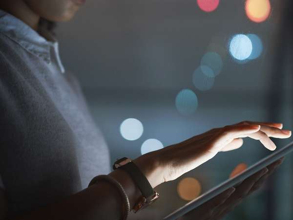 高管在平板电脑上使用 ERP 软件 