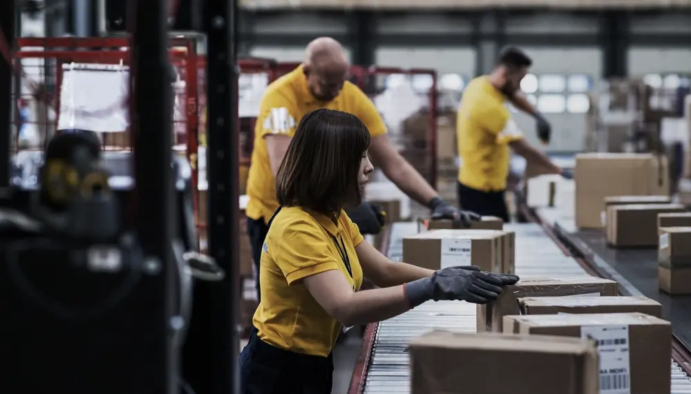 扫描和检查箱子的女士