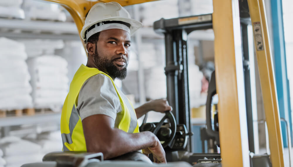 工人在工厂内驾驶叉车