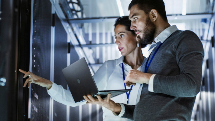 商务人士在笔记本电脑上使用由 AWS 提供支持的 Infor 解决方案