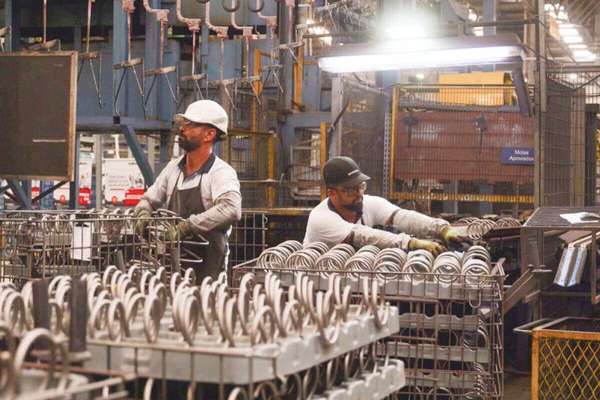 工厂车间内，工人们正在整理零部件