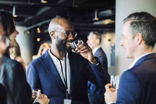 与会者正在享用茶点