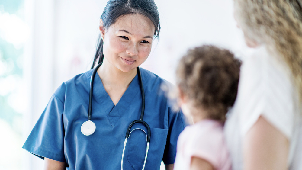 医生与一对母子交谈 