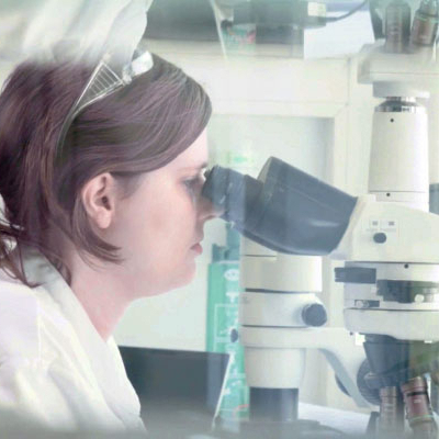 生物学家通过显微镜分析分子