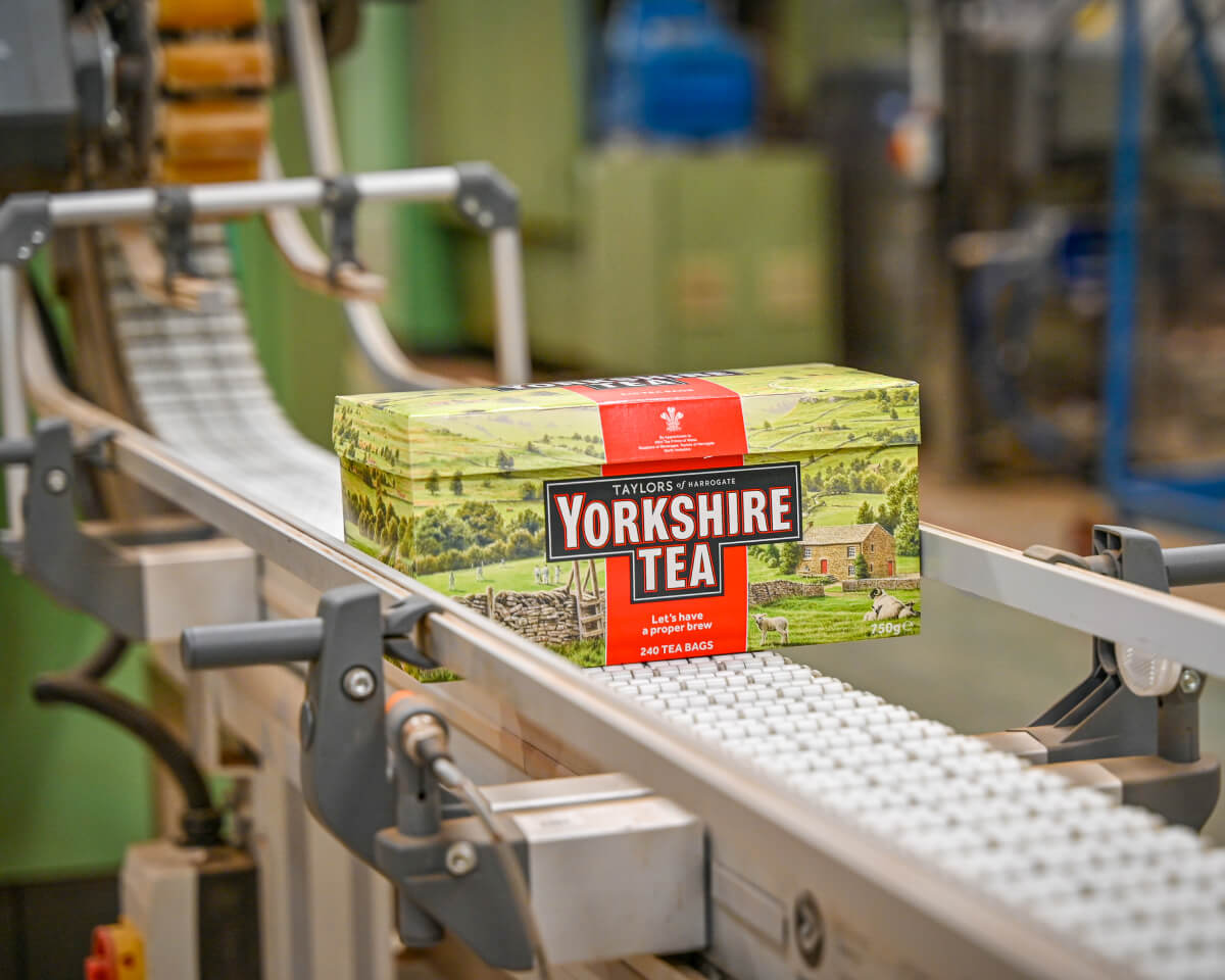 传送带上的 Taylors of Harrogate 茶盒