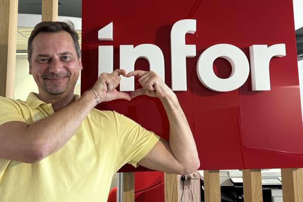 用手比心的 Infor 员工 