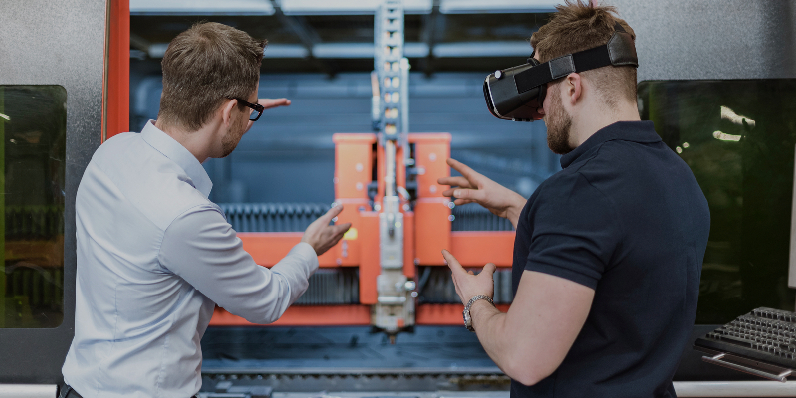 961105980 一位男士向穿戴 VR Getty 20PB 的同事介绍机器