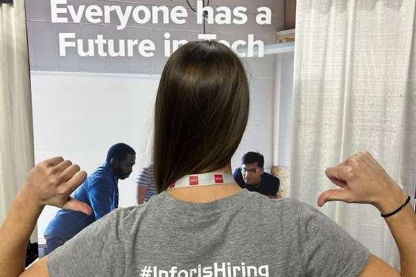 穿着 #InforisHiring T 恤参加会议的 Infor 员工 