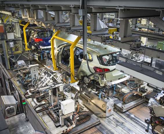 在汽车工厂中，车身与发动机和悬挂相连 