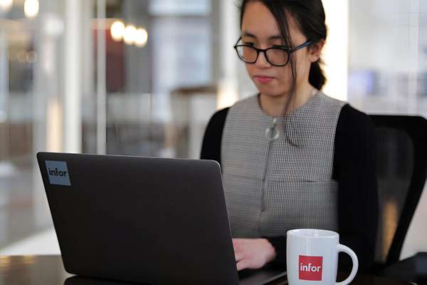 Infor HR 经理用她的笔记本电脑发布新职位招聘 