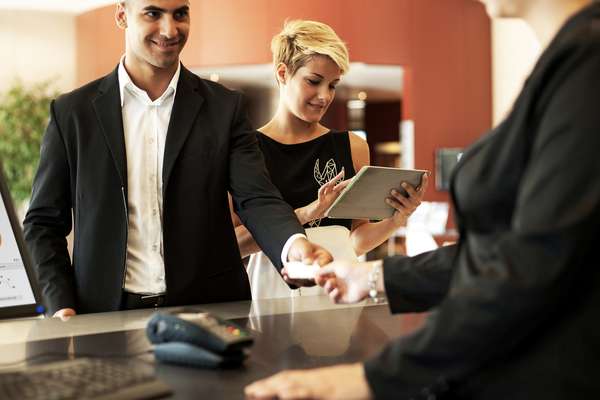 正在办理入住的酒店宾客 