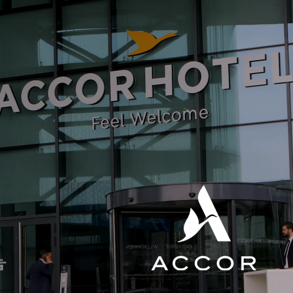 Accor Hotel 在酒店入口处的宾至如归标志”
