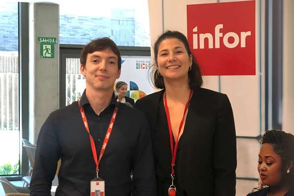 正在开会的 Infor 员工 